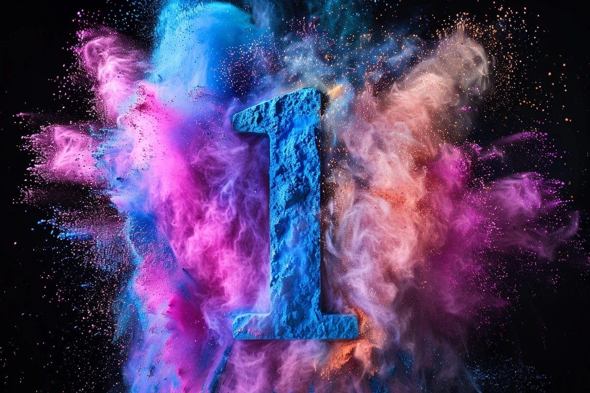 Et denimblått nummer en omgitt av en dynamisk sky av rosa, blått og lilla pulver mot en svart bakgrunn.